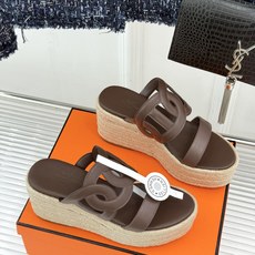 Hermès/爱马仕猪鼻子链条一字带麻绳厚底拖鞋养马人今夏必入款老钱风夏日顶配凉拖猪鼻子链条镌刻经典一字 Hermès/爱马仕猪鼻子链条一字带麻绳厚底拖鞋养马人今夏必入款老钱风夏日顶配凉拖猪鼻子链条镌刻经典一字