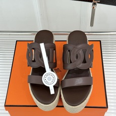 Hermès/爱马仕猪鼻子链条一字带麻绳厚底拖鞋养马人今夏必入款老钱风夏日顶配凉拖猪鼻子链条镌刻经典一字 Hermès/爱马仕猪鼻子链条一字带麻绳厚底拖鞋养马人今夏必入款老钱风夏日顶配凉拖猪鼻子链条镌刻经典一字