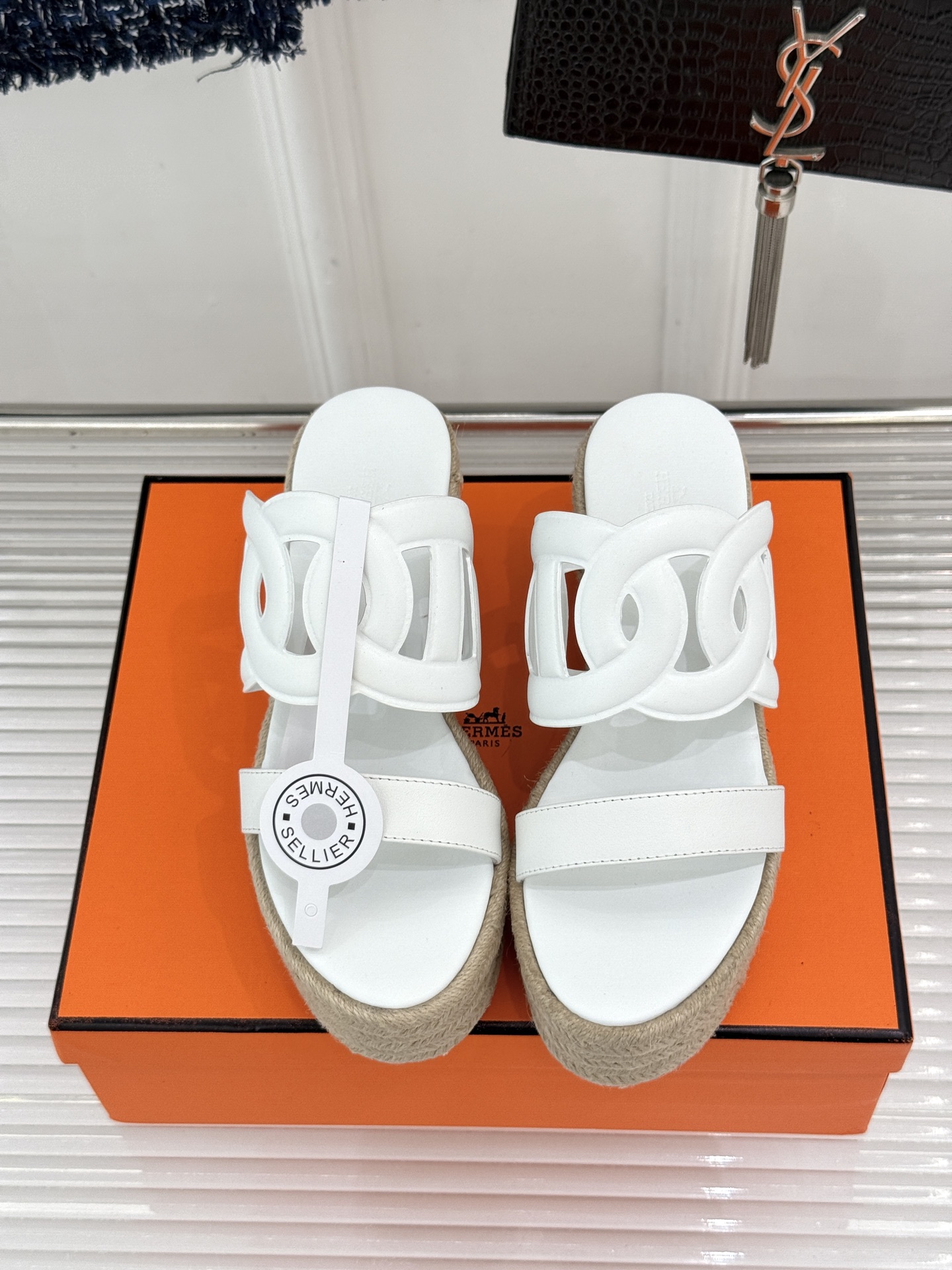 Hermès/爱马仕猪鼻子链条一字带麻绳厚底拖鞋养马人今夏必入款老钱风夏日顶配凉拖猪鼻子链条镌刻经典一字