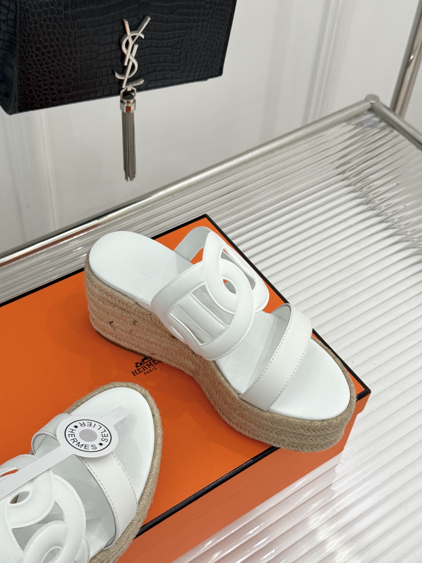 Hermès/爱马仕猪鼻子链条一字带麻绳厚底拖鞋养马人今夏必入款老钱风夏日顶配凉拖猪鼻子链条镌刻经典一字