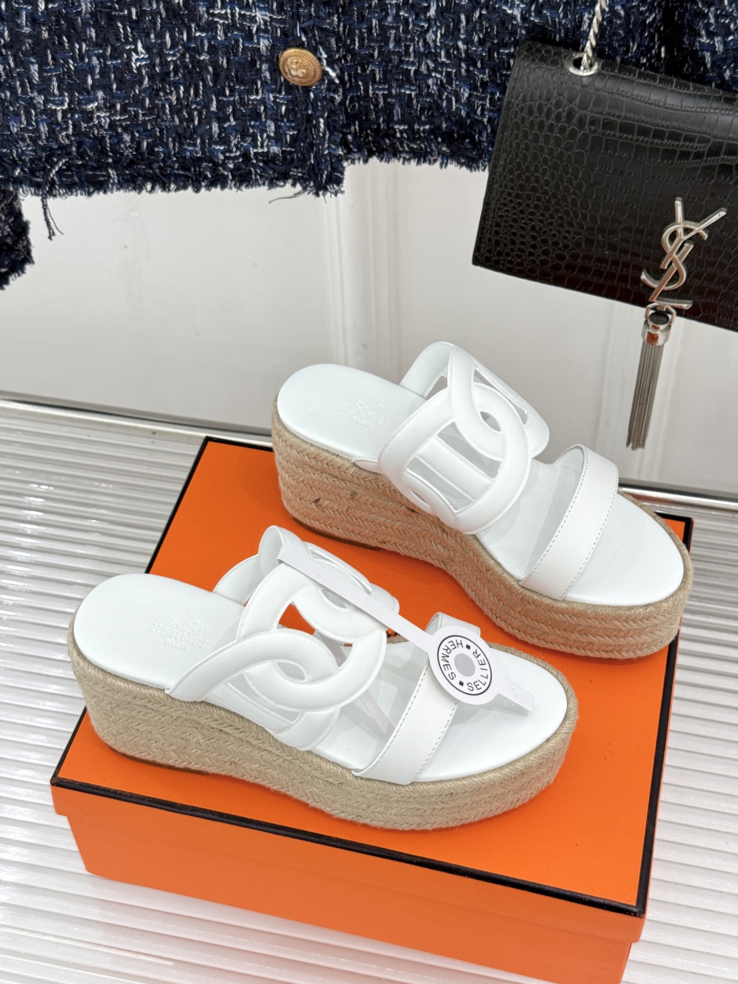 Hermès/爱马仕猪鼻子链条一字带麻绳厚底拖鞋养马人今夏必入款老钱风夏日顶配凉拖猪鼻子链条镌刻经典一字