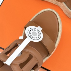 Hermès/爱马仕猪鼻子链条一字带麻绳厚底拖鞋养马人今夏必入款老钱风夏日顶配凉拖猪鼻子链条镌刻经典一字 Hermès/爱马仕猪鼻子链条一字带麻绳厚底拖鞋养马人今夏必入款老钱风夏日顶配凉拖猪鼻子链条镌刻经典一字