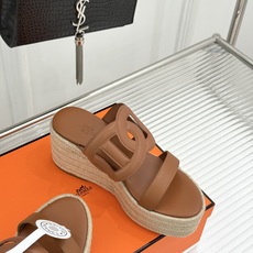 Hermès/爱马仕猪鼻子链条一字带麻绳厚底拖鞋养马人今夏必入款老钱风夏日顶配凉拖猪鼻子链条镌刻经典一字 Hermès/爱马仕猪鼻子链条一字带麻绳厚底拖鞋养马人今夏必入款老钱风夏日顶配凉拖猪鼻子链条镌刻经典一字