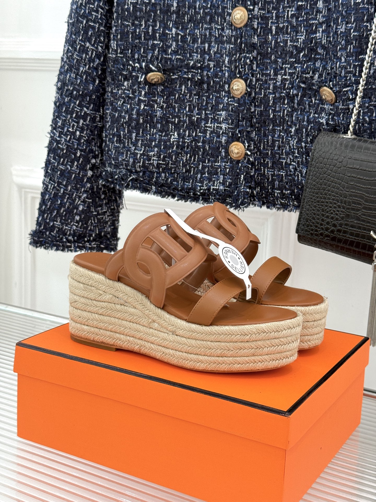 Hermès/爱马仕猪鼻子链条一字带麻绳厚底拖鞋养马人今夏必入款老钱风夏日顶配凉拖猪鼻子链条镌刻经典一字