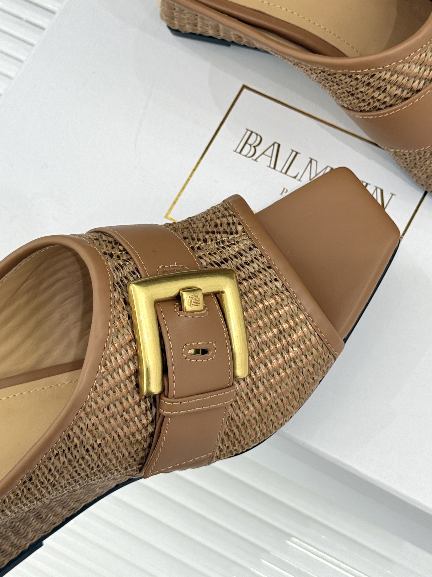 Balmain|巴尔曼经典金属扣坡跟方头拖鞋酷姐夏日气场标配款标志性金属扣质感拉满方头利落显脚纤细坡跟拉 Balmain|巴尔曼经典金属扣坡跟方头拖鞋酷姐夏日气场标配款标志性金属扣质感拉满方头利落显脚纤细坡跟拉