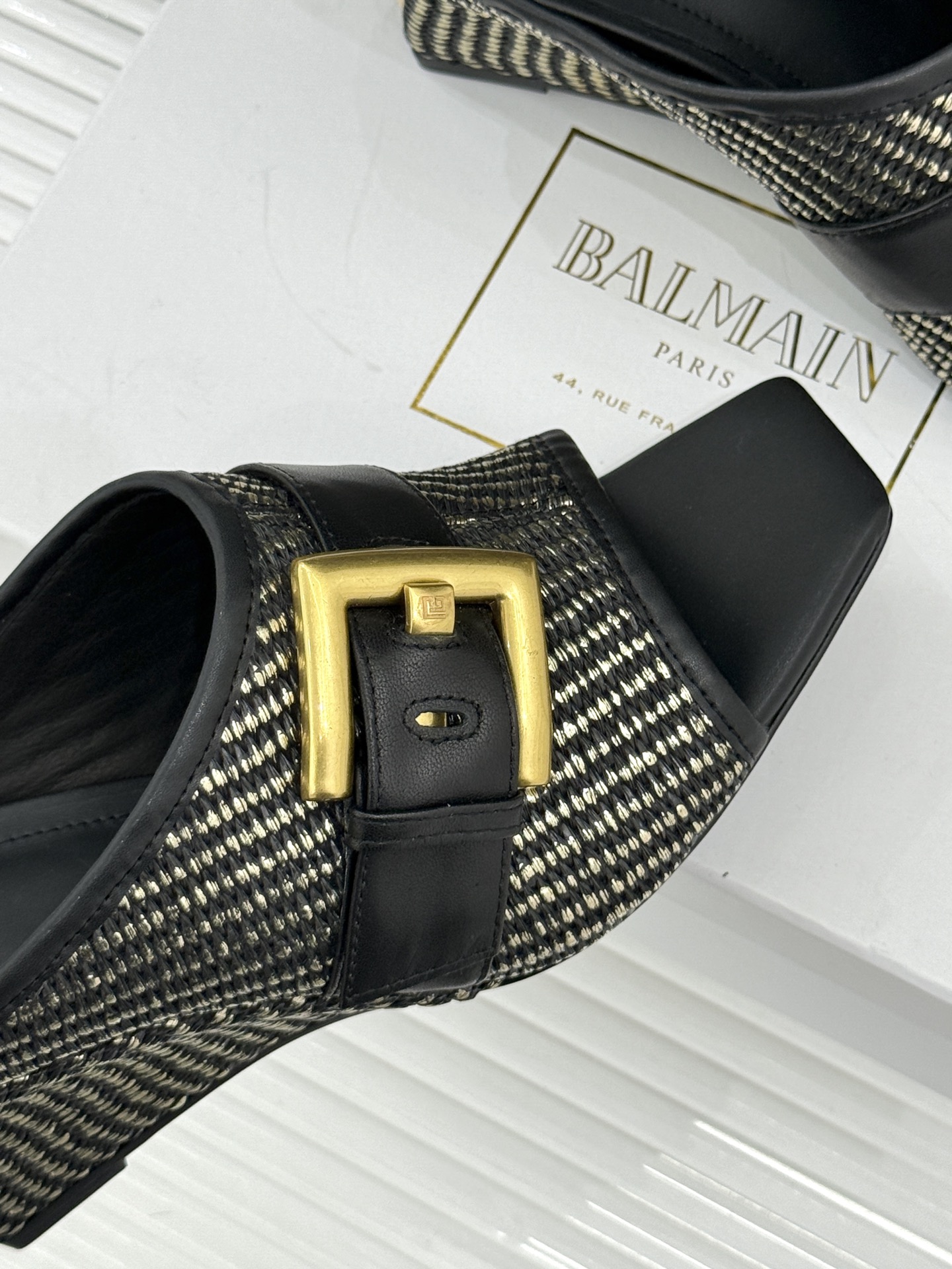 Balmain｜巴尔曼经典金属扣坡跟方头拖鞋酷姐夏日气场标配款标志性金属扣质感拉满方头利落显脚纤细坡跟拉