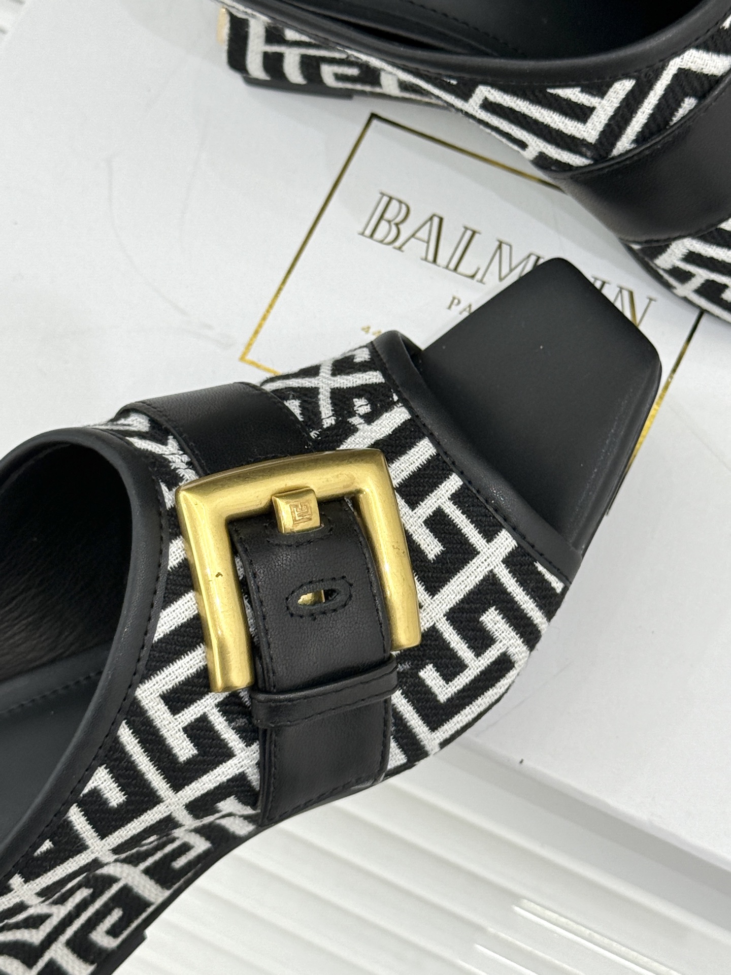 Balmain｜巴尔曼经典金属扣坡跟方头拖鞋酷姐夏日气场标配款标志性金属扣质感拉满方头利落显脚纤细坡跟拉