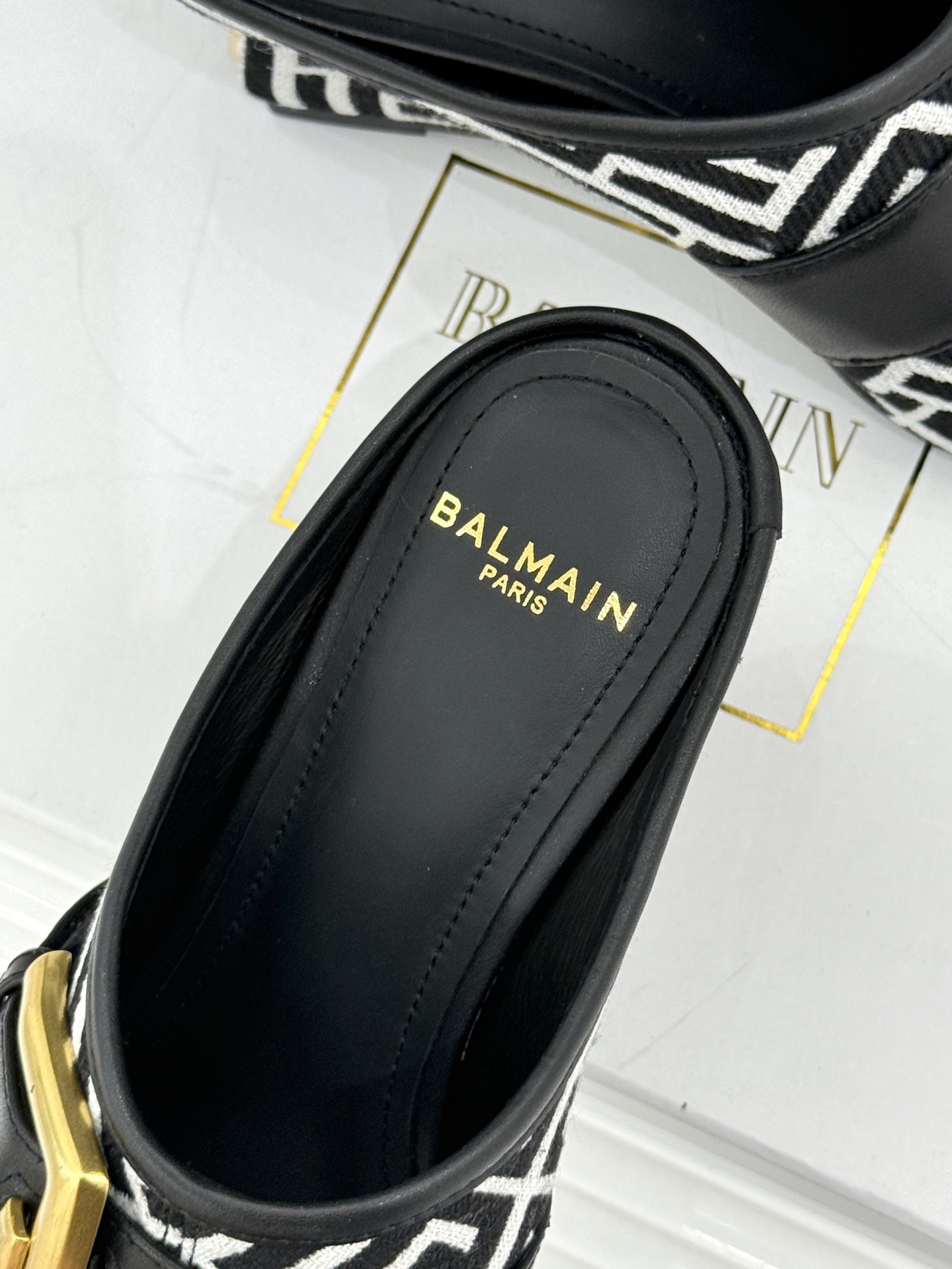 Balmain｜巴尔曼经典金属扣坡跟方头拖鞋酷姐夏日气场标配款标志性金属扣质感拉满方头利落显脚纤细坡跟拉