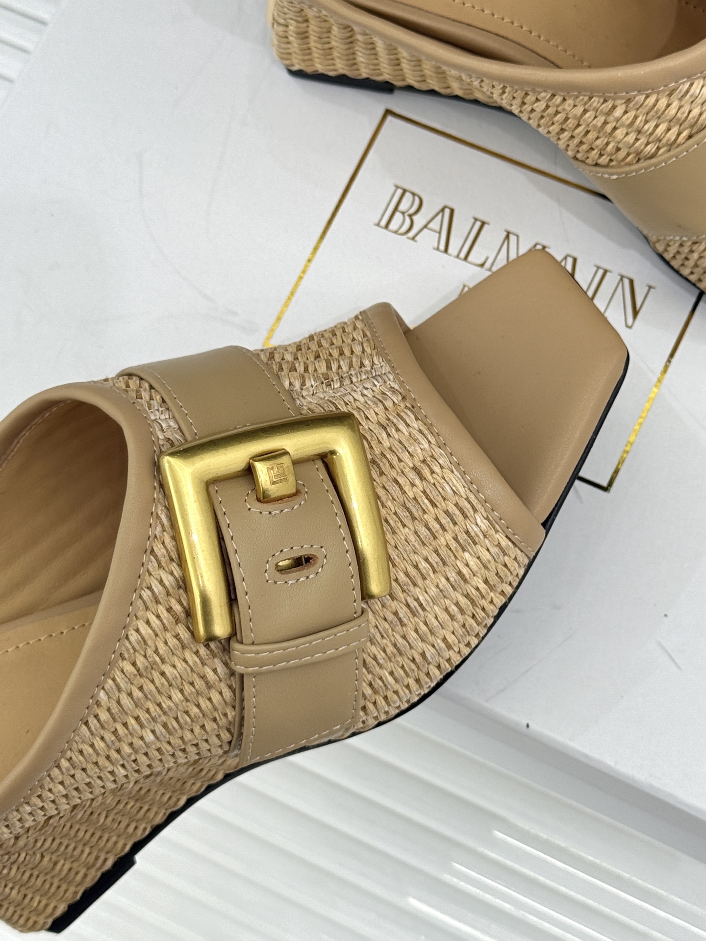 Balmain|巴尔曼经典金属扣坡跟方头拖鞋酷姐夏日气场标配款标志性金属扣质感拉满方头利落显脚纤细坡跟拉 Balmain|巴尔曼经典金属扣坡跟方头拖鞋酷姐夏日气场标配款标志性金属扣质感拉满方头利落显脚纤细坡跟拉