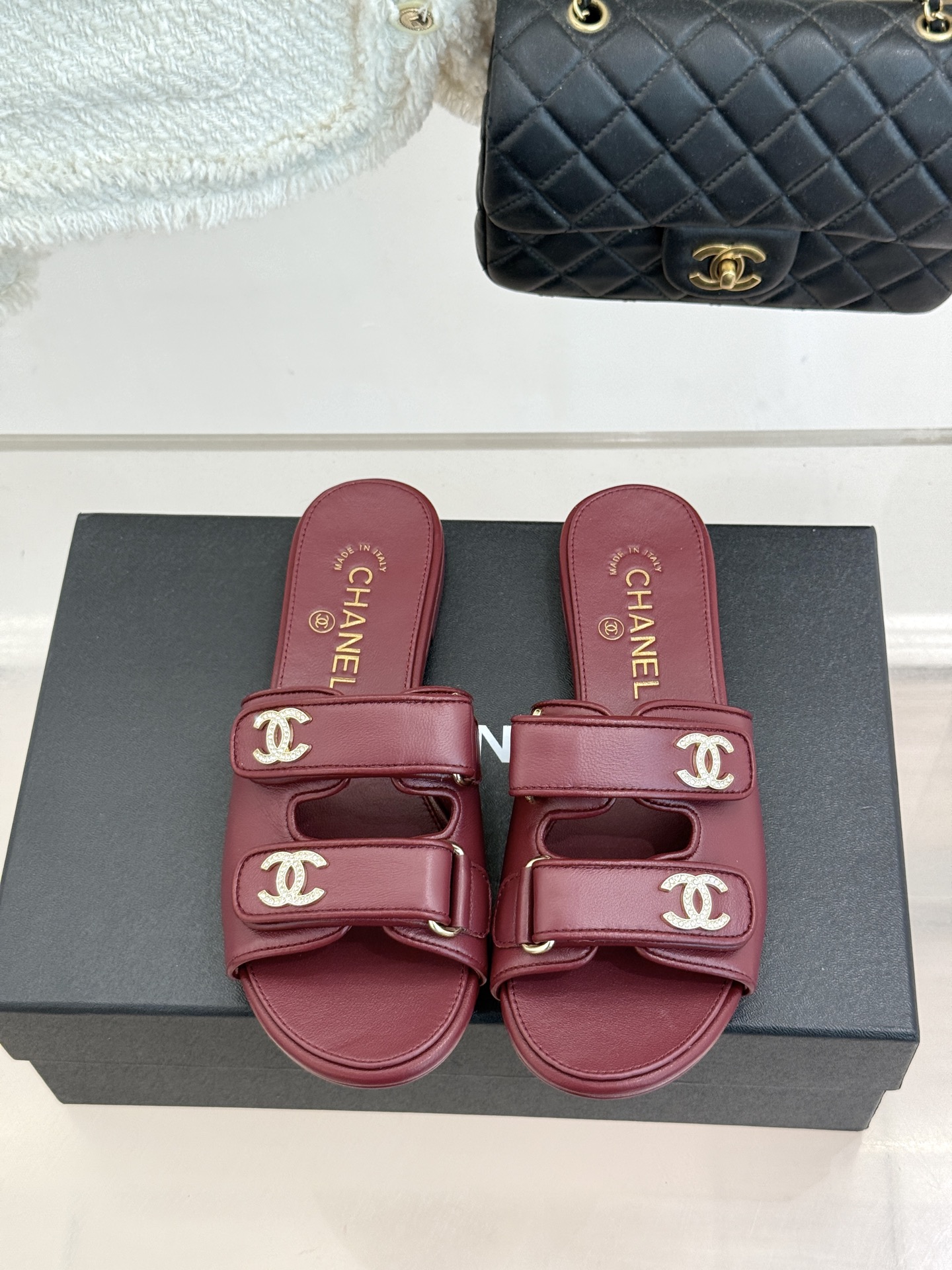 CHANE*｜小香26C双C魔术贴拖鞋当26C系列将经典基因揉进日常松弛感这双拖鞋便成了法式优雅的新注脚