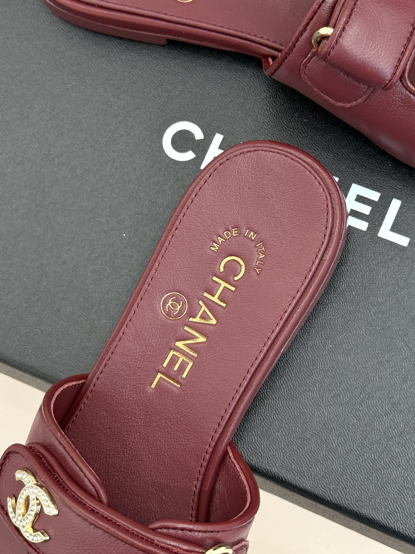 CHANE*｜小香26C双C魔术贴拖鞋当26C系列将经典基因揉进日常松弛感这双拖鞋便成了法式优雅的新注脚