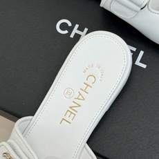 CHANE*|小香26C双C魔术贴拖鞋当26C系列将经典基因揉进日常松弛感这双拖鞋便成了法式优雅的新注脚 CHANE*|小香26C双C魔术贴拖鞋当26C系列将经典基因揉进日常松弛感这双拖鞋便成了法式优雅的新注脚
