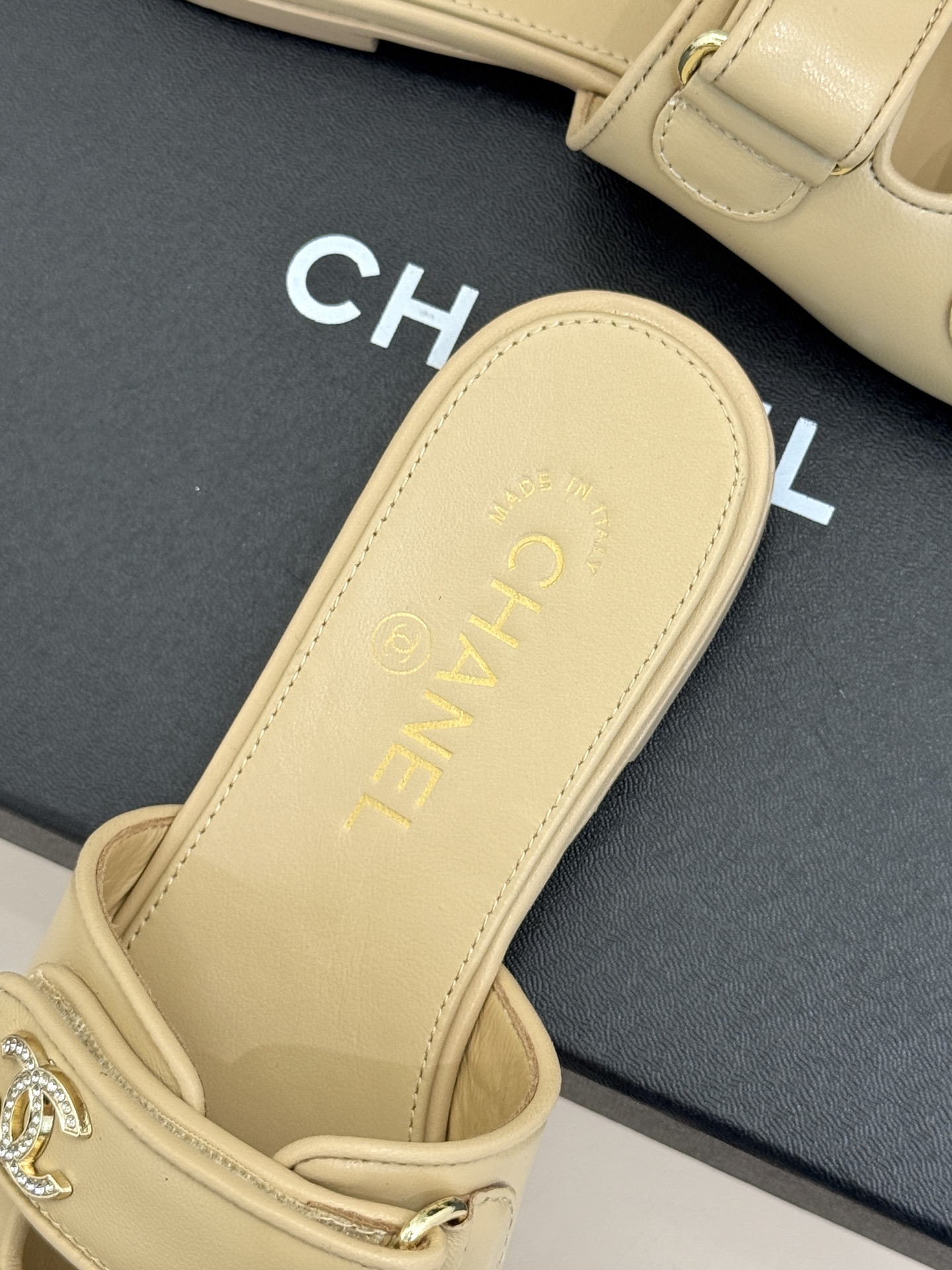 CHANE*｜小香26C双C魔术贴拖鞋当26C系列将经典基因揉进日常松弛感这双拖鞋便成了法式优雅的新注脚