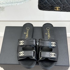 CHANE*|小香26C双C魔术贴拖鞋当26C系列将经典基因揉进日常松弛感这双拖鞋便成了法式优雅的新注脚 CHANE*|小香26C双C魔术贴拖鞋当26C系列将经典基因揉进日常松弛感这双拖鞋便成了法式优雅的新注脚