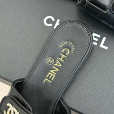 CHANE*|小香26C双C魔术贴拖鞋当26C系列将经典基因揉进日常松弛感这双拖鞋便成了法式优雅的新注脚 CHANE*|小香26C双C魔术贴拖鞋当26C系列将经典基因揉进日常松弛感这双拖鞋便成了法式优雅的新注脚