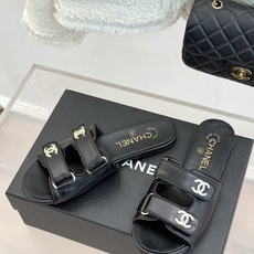 CHANE*|小香26C双C魔术贴拖鞋当26C系列将经典基因揉进日常松弛感这双拖鞋便成了法式优雅的新注脚 CHANE*|小香26C双C魔术贴拖鞋当26C系列将经典基因揉进日常松弛感这双拖鞋便成了法式优雅的新注脚