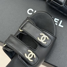 CHANE*|小香26C双C魔术贴拖鞋当26C系列将经典基因揉进日常松弛感这双拖鞋便成了法式优雅的新注脚 CHANE*|小香26C双C魔术贴拖鞋当26C系列将经典基因揉进日常松弛感这双拖鞋便成了法式优雅的新注脚