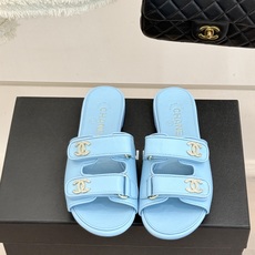 CHANE*|小香26C双C魔术贴拖鞋当26C系列将经典基因揉进日常松弛感这双拖鞋便成了法式优雅的新注脚 CHANE*|小香26C双C魔术贴拖鞋当26C系列将经典基因揉进日常松弛感这双拖鞋便成了法式优雅的新注脚