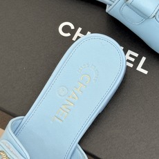 CHANE*|小香26C双C魔术贴拖鞋当26C系列将经典基因揉进日常松弛感这双拖鞋便成了法式优雅的新注脚 CHANE*|小香26C双C魔术贴拖鞋当26C系列将经典基因揉进日常松弛感这双拖鞋便成了法式优雅的新注脚