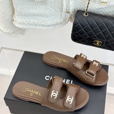 CHANE*|小香26C双C魔术贴拖鞋当26C系列将经典基因揉进日常松弛感这双拖鞋便成了法式优雅的新注脚 CHANE*|小香26C双C魔术贴拖鞋当26C系列将经典基因揉进日常松弛感这双拖鞋便成了法式优雅的新注脚