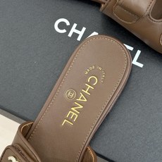CHANE*|小香26C双C魔术贴拖鞋当26C系列将经典基因揉进日常松弛感这双拖鞋便成了法式优雅的新注脚 CHANE*|小香26C双C魔术贴拖鞋当26C系列将经典基因揉进日常松弛感这双拖鞋便成了法式优雅的新注脚