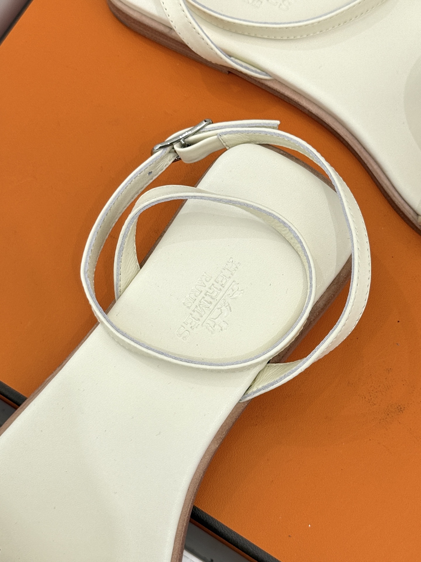凉鞋 Hermès/爱马仕26WF新品镂空罗马猪笼猪鼻子拖鞋凉鞋罗马猪笼镂空太有腔调标志性猪鼻扣辨识度拉