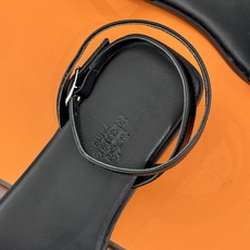 凉鞋 Hermès/爱马仕26WF新品镂空罗马猪笼猪鼻子拖鞋凉鞋罗马猪笼镂空太有腔调标志性猪鼻扣辨识度拉 凉鞋 Hermès/爱马仕26WF新品镂空罗马猪笼猪鼻子拖鞋凉鞋罗马猪笼镂空太有腔调标志性猪鼻扣辨识度拉