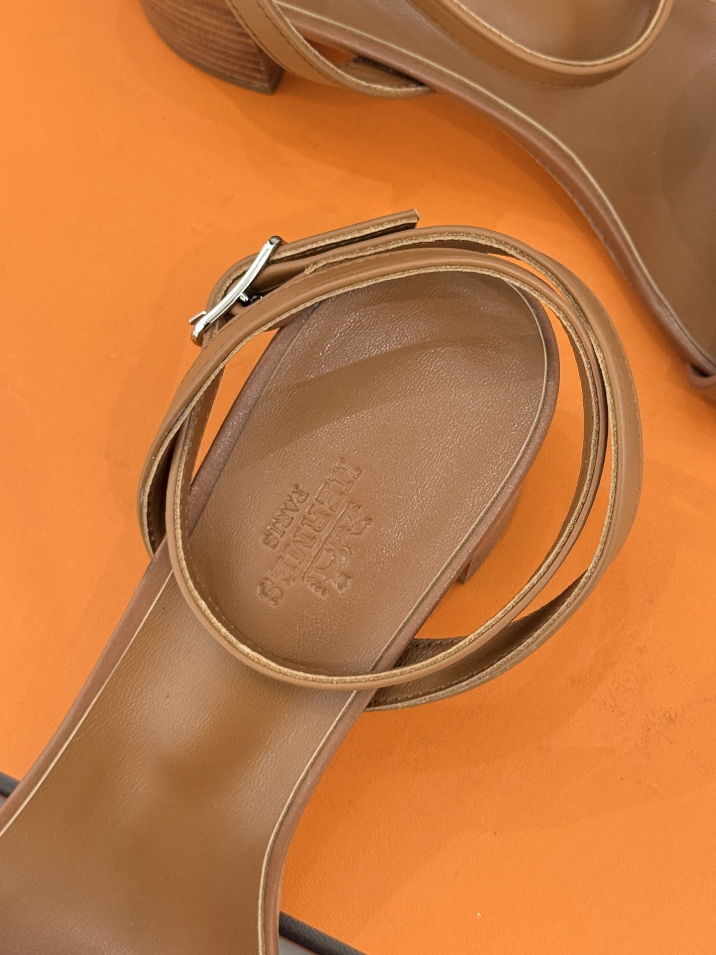 凉鞋 Hermès/爱马仕26WF新品镂空罗马猪笼猪鼻子拖鞋凉鞋罗马猪笼镂空太有腔调标志性猪鼻扣辨识度拉
