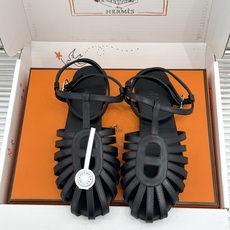 凉鞋 Hermès/爱马仕26WF新品镂空罗马猪笼猪鼻子拖鞋凉鞋罗马猪笼镂空太有腔调标志性猪鼻扣辨识度拉 凉鞋 Hermès/爱马仕26WF新品镂空罗马猪笼猪鼻子拖鞋凉鞋罗马猪笼镂空太有腔调标志性猪鼻扣辨识度拉