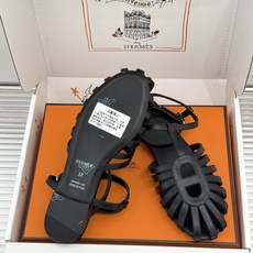 凉鞋 Hermès/爱马仕26WF新品镂空罗马猪笼猪鼻子拖鞋凉鞋罗马猪笼镂空太有腔调标志性猪鼻扣辨识度拉 凉鞋 Hermès/爱马仕26WF新品镂空罗马猪笼猪鼻子拖鞋凉鞋罗马猪笼镂空太有腔调标志性猪鼻扣辨识度拉