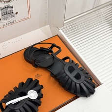 凉鞋 Hermès/爱马仕26WF新品镂空罗马猪笼猪鼻子拖鞋凉鞋罗马猪笼镂空太有腔调标志性猪鼻扣辨识度拉 凉鞋 Hermès/爱马仕26WF新品镂空罗马猪笼猪鼻子拖鞋凉鞋罗马猪笼镂空太有腔调标志性猪鼻扣辨识度拉