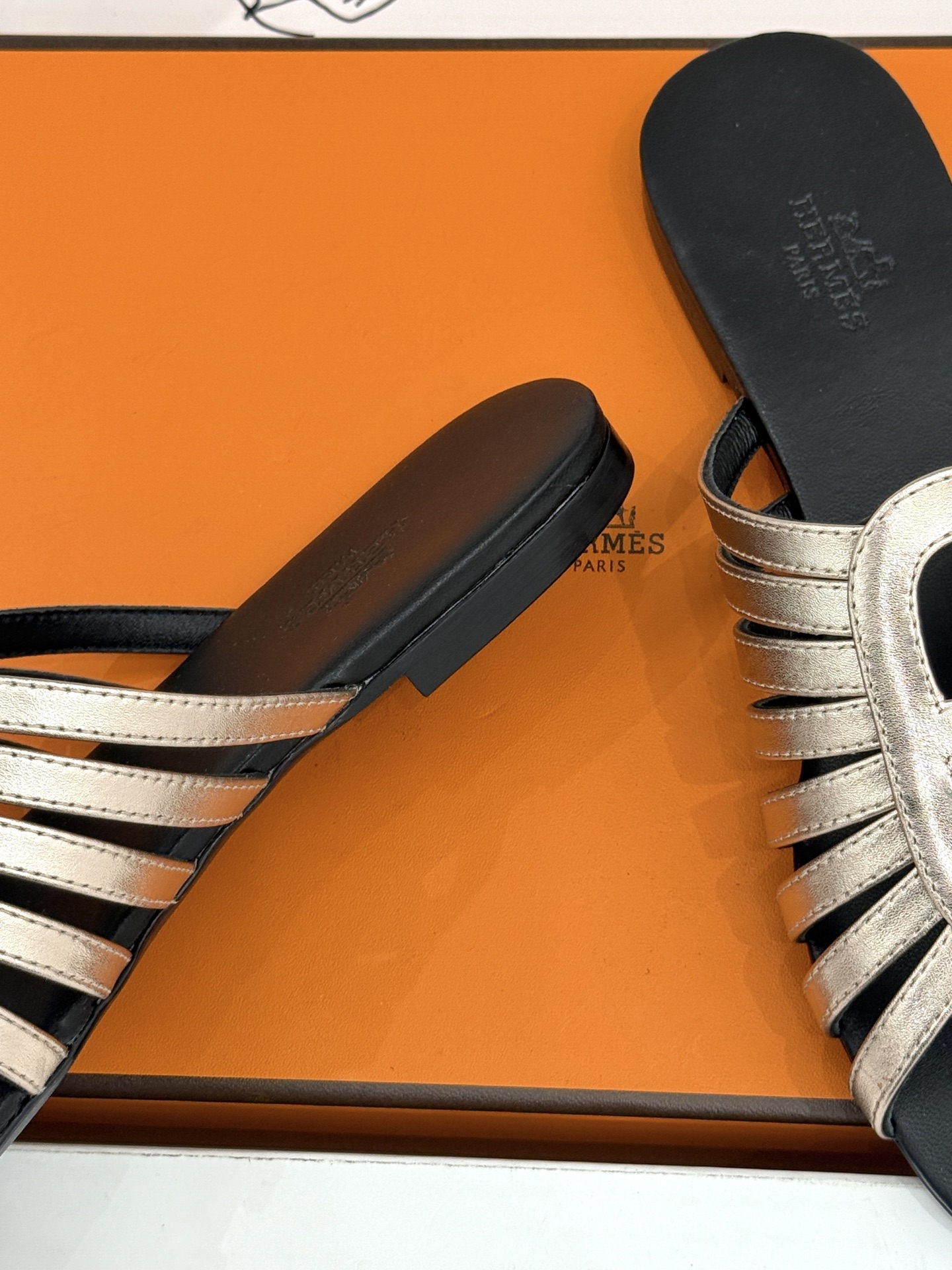拖鞋 Hermès/爱马仕26WF新品镂空罗马猪笼猪鼻子拖鞋凉鞋罗马猪笼镂空太有腔调标志性猪鼻扣辨识度拉