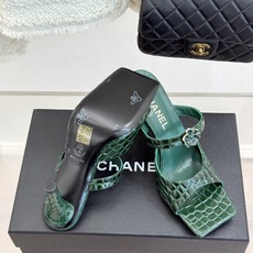 厂价CHANE*|小香26A新品双C山茶花方头高跟拖鞋立体山茶花缀于鞋身双C扣藏着经典调性方头线条复古又 厂价CHANE*|小香26A新品双C山茶花方头高跟拖鞋立体山茶花缀于鞋身双C扣藏着经典调性方头线条复古又