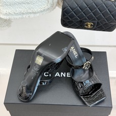 厂价CHANE*|小香26A新品双C山茶花方头高跟拖鞋立体山茶花缀于鞋身双C扣藏着经典调性方头线条复古又 厂价CHANE*|小香26A新品双C山茶花方头高跟拖鞋立体山茶花缀于鞋身双C扣藏着经典调性方头线条复古又