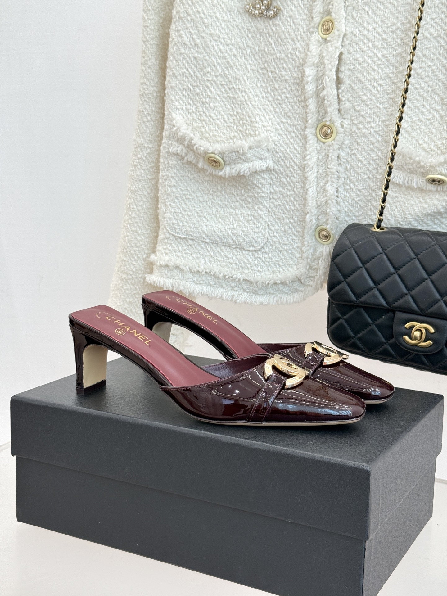 NO:884844,CHANE*｜Xiaoxiang 26A spring and summer crocodile pattern Square toe thick heel with empty back trailer French retro summer style style Crocodile embossed paint finish full of high-end feel Square toe cut neatly modifies the foot shape Thick heel stabilizes elegant steps Air at the back is breathable and refreshing without stuffiness Double C metal label hides ingenuity Wear it with a suit and skirt to become an intellectual heroine in an instant. Wear it with jeans casually and elegantly. You can easily manage it on commuting and dating. French sophistication is engraved in your bones.  Every step is calm and elegant, and the retro atmosphere directly fills the room. It is a must-have for summer shoe cabinets!  The fabric is made of original customized leather, and the lining is made of sheepskin. The genuine leather outsole imported from Italy size 35-39 (customized 40/41) No. 86020260615, high heels and slippers, chanel, high heels, slippers, skirts, jeans, business suit, sheepskin, Leather soles19860909CHANE*｜小香26A春夏鳄鱼纹 方头粗跟后空拖车 法式复古夏日封神款 鳄鱼压纹漆面高级感拉满 方头剪裁利落修饰脚型 粗跟稳衬优雅步调 后空透气清爽不闷脚 双C金属标暗藏巧思 配西装裙秒变知性大女主 搭牛仔裤随性又显贵气 通勤约会都能轻松驾驭 把法式精致刻进骨子里 每一步都从容优雅 复古氛围感直接拉满 夏天鞋柜必入宝藏！ 面料采用原版定制皮料 内里踮脚均为羊皮 意大利进口真皮大底 size35-39（40/41定制） 编号86020260615,高跟鞋拖鞋,chanel,high heels,slippers,skirts,jeans,business suit,sheepskin,Leather soles,Women's Shoes