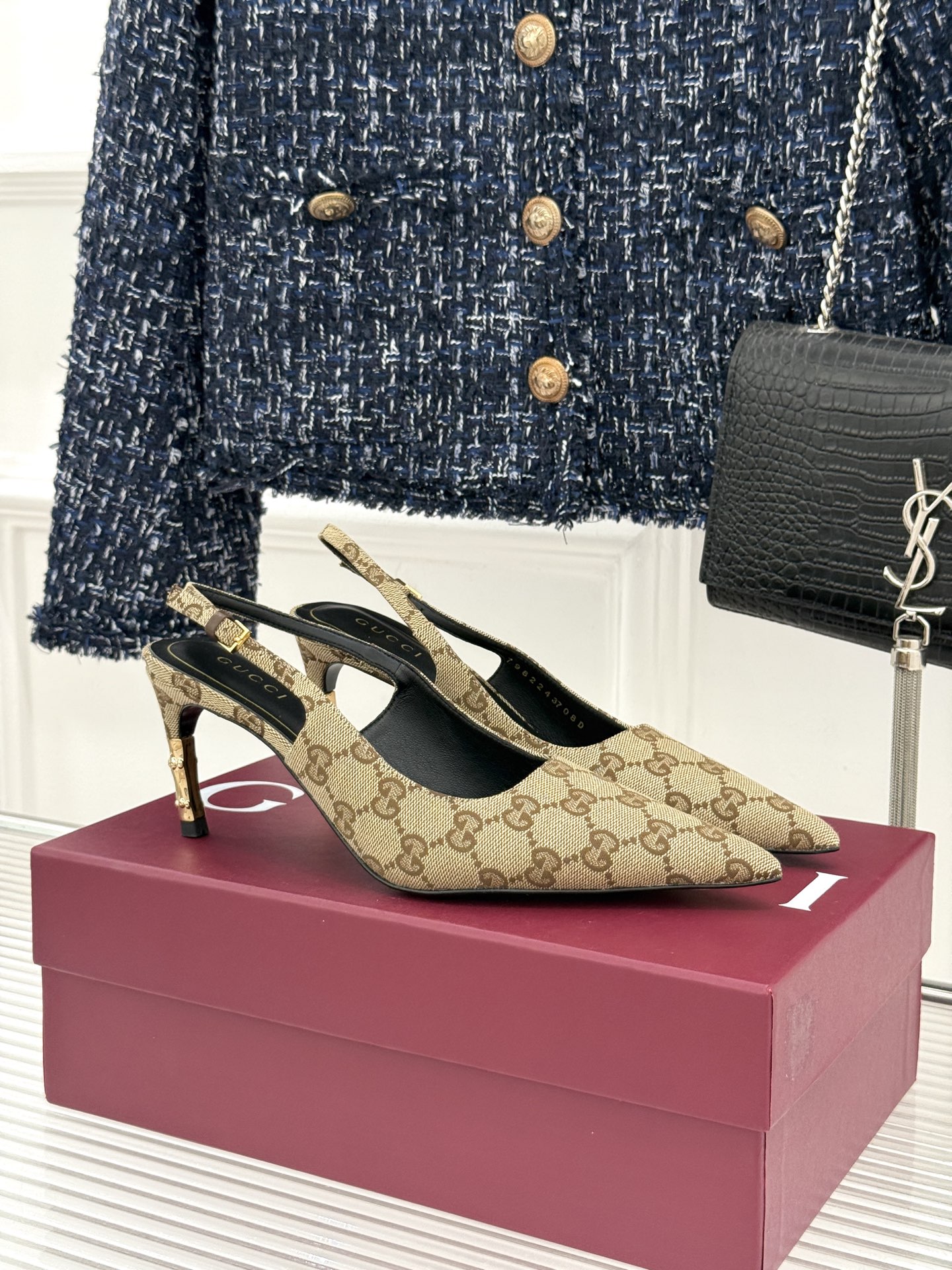 NO:884704,Gucci/Gucci 26WF new product minimalist pointed toe, pointed toe hollow metal bamboo heel high-heeled sandals, pointed toe hollow back to outline the elegance of the foot, metal bamboo heel as the finishing touch, minimalist lines hide a century-old heritage, glossy leather with a cold tone, the upper foot will show slender straight legs in seconds, can support the aura for commuting and dinner, Italian ingenuity carves every detail, low-key but has a high-end edge, suitable for skirts and trousers, directly fills the cool atmosphere.  26 The most worthy shoes for early spring. The classic bamboo elements are reborn. Minimalist natal sandals. The thin straps make the ankles extra slender. Every step is delicate and calm. The luxury brand texture brings comfort. It is not ostentatious when going out in daily life. A treasure shoe for early spring when you close your eyes. A must-have for Gucci girl's shoe cabinet. It has the aura of a heroine. It takes over the beauty of the whole spring and summer. There is no need to say that it is high-end. It is really hard not to fall in love with this pair. The fabric is made of original custom leather.  The inner tiptoe is made of sheepskin. The heel height is 7.5cm. The genuine leather outsole imported from Italy is size 35-39 (customized on 40/41/42). No. 90420260615, high heels and sandals, gucci, gucci, sandals, high heels, skirts, sheepskin, Leather soles19860909Gucci/古驰26WF新品极简尖头 尖头后空金属竹节跟高跟凉鞋 尖头后空勾勒足间优雅 金属竹节跟点睛 极简线条藏着百年底蕴 亮面皮革泛冷调光泽 上脚秒显修长直腿 通勤晚宴都能撑起气场 意式匠心雕琢每处细节 低调却自带高级锋芒 裙装裤装皆适配 清冷氛围感直接拉满 26早春最值得入战鞋 经典竹节元素焕新登场 极简主义者本命凉鞋 细带衬得脚踝格外纤细 每一步都踩着精致从容 奢牌质感拉满舒适度 日常出街也不张扬浮夸 闭眼入的早春宝藏鞋款 古驰女孩鞋柜必备款 自带大女主气场 承包整个春夏的美丽 高级感从来无需言说 这双真的很难不心动 面料采用原版定制皮料 内里踮脚均为羊皮 跟高7.5cm 意大利进口真皮大底 size35-39（40/41/42定制） 编号90420260615,高跟鞋凉鞋,gucci,gucci,sandals,high heels,skirts,sheepskin,Leather soles,Women's Shoes