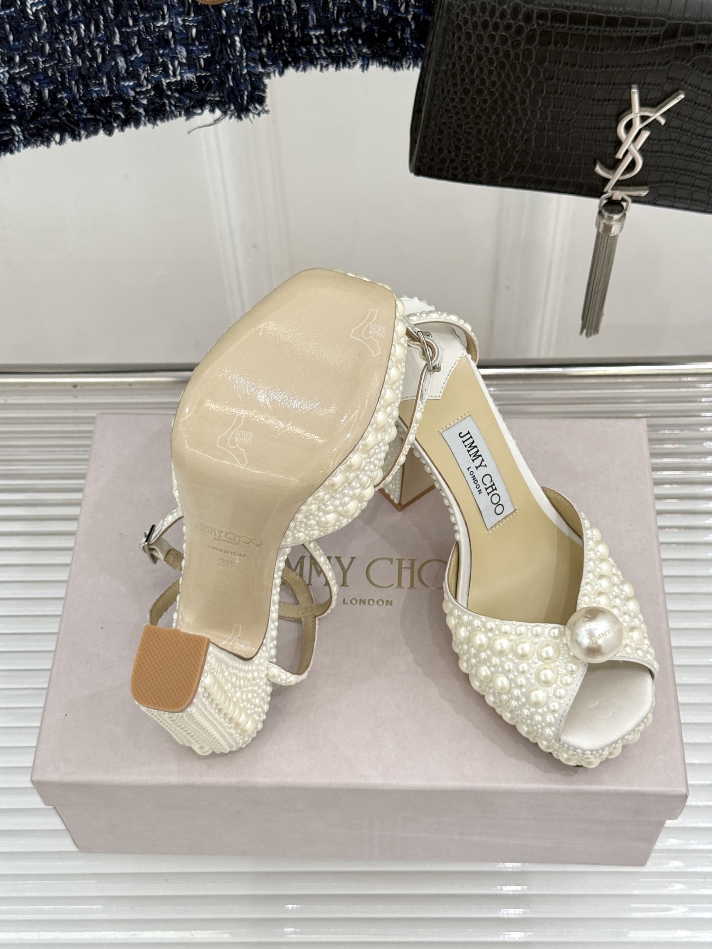 Jimmy Choo/吉米周经典珍珠鱼嘴防水台粗跟高跟凉鞋吉米周经典封神系列鱼嘴款温柔又精致珍珠泛着柔润