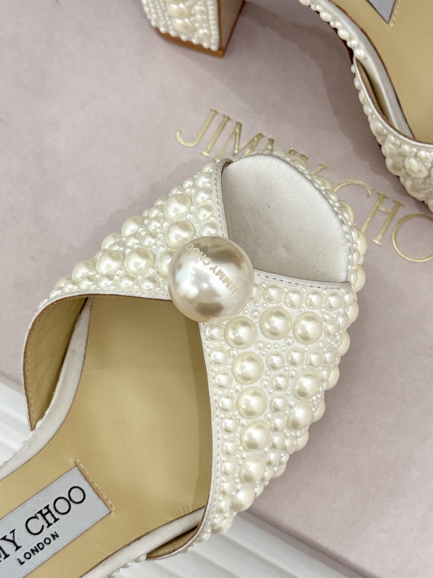 Jimmy Choo/吉米周经典珍珠鱼嘴防水台粗跟高跟凉鞋吉米周经典封神系列鱼嘴款温柔又精致珍珠泛着柔润