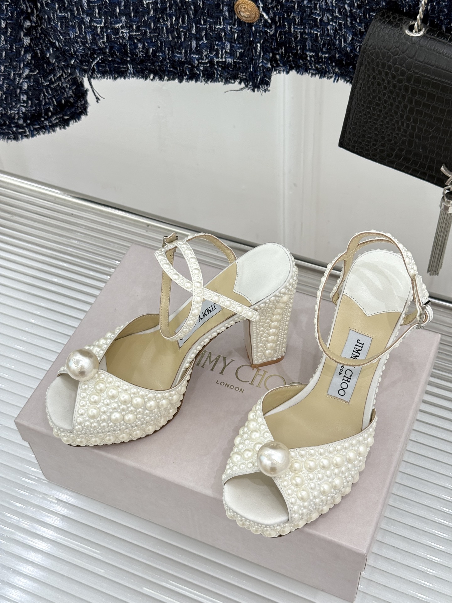 Jimmy Choo/吉米周经典珍珠鱼嘴防水台粗跟高跟凉鞋吉米周经典封神系列鱼嘴款温柔又精致珍珠泛着柔润