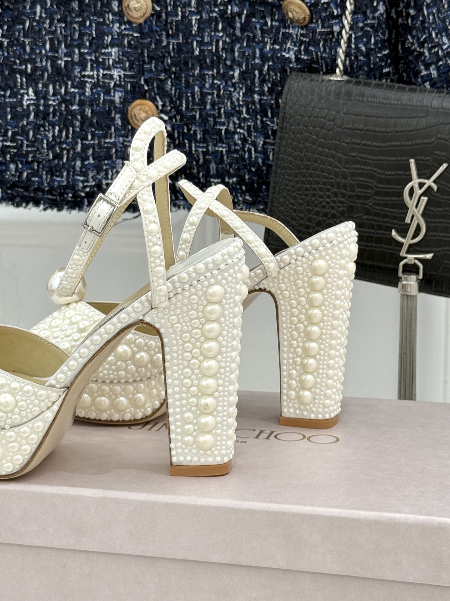 Jimmy Choo/吉米周经典珍珠鱼嘴防水台粗跟高跟凉鞋吉米周经典封神系列鱼嘴款温柔又精致珍珠泛着柔润