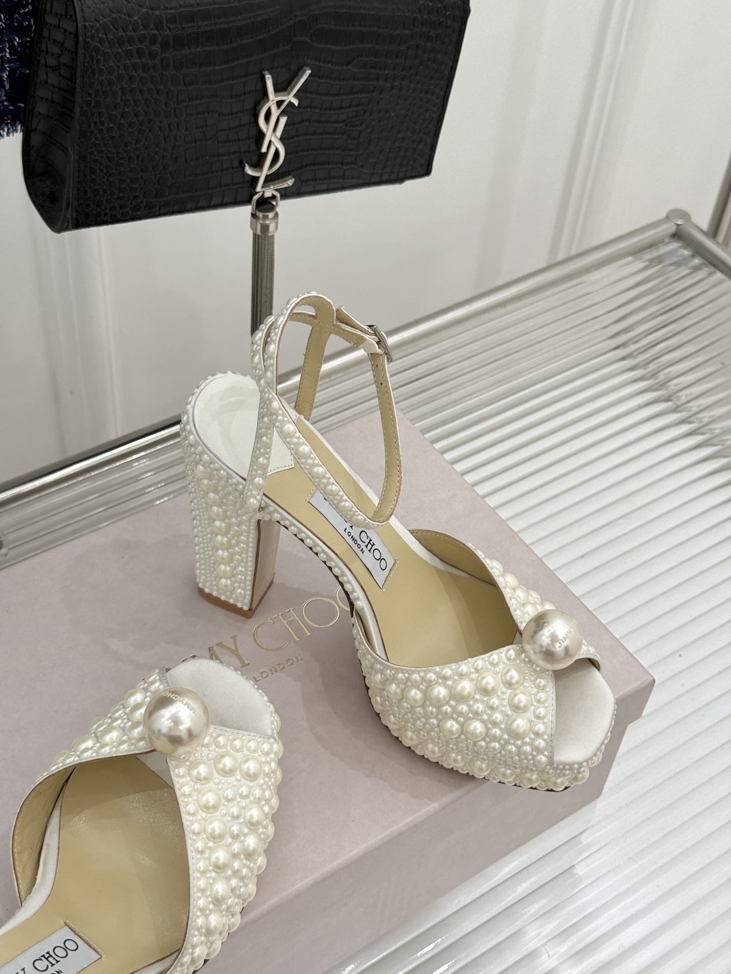 Jimmy Choo/吉米周经典珍珠鱼嘴防水台粗跟高跟凉鞋吉米周经典封神系列鱼嘴款温柔又精致珍珠泛着柔润