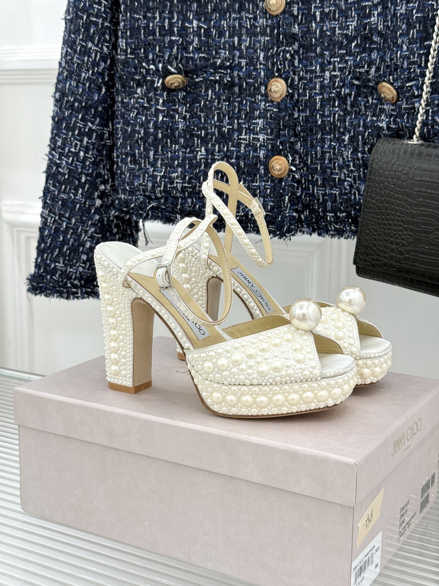 NO:884712,Jimmy Choo/Jimmy Choo Classic Pearls Fish Mouth Waterproof Platform Thick Heel High Heel Sandals Jimmy Choo Classic Fengshen Series Fish mouth model is gentle and delicate. Pearls have a soft luster. Waterproof platform eliminates the fatigue of high heels. Thick heels are stable and save effort when walking. Italian craftsmanship is exquisite and elegant. The feet become a lady in seconds. It quietly lengthens the proportion of the leg line. Wear it on a date dinner. It is very eye-catching. It can be used on the wedding red carpet. The classic style is timeless. The satin texture is high-end and stylish. Every step reveals a sense of elegance.  The sense of nobility is straight away. This series looks good on whoever wears it. Paired with a small dress, the atmosphere is full. It is a must-have for exquisite girls’ shoe cabinets. I will never regret buying it. Sisters, this is the right one to unlock all romantic formal occasions. The pearls sparkle softly in the light. The details are so perfect. The texture is really amazing and the comfort level really exceeds expectations!  Original molded custom pearls. The lining of the toes is all sheepskin. Italian imported leather outsole size 35-39 (customized 40/41) No. 85120260615, high heels and sandals, jimmy choo, jimmy choo, sandals, high heels, sheepskin, Leather soles19860909Jimmy Choo/吉米周经典珍珠 鱼嘴防水台粗跟高跟凉鞋 吉米周经典封神系列 鱼嘴款温柔又精致 珍珠泛着柔润的光泽 防水台消解高跟疲惫感 粗跟稳当走路省力 意式工艺精湛又考究 上脚秒变大小姐 悄悄拉长腿部线条比例 约会晚宴穿它超吸睛 婚礼红毯都能驾驭 经典款永不过时 缎面质感高级又有格调 每一步都透着优雅感 贵气感直接拉满了 谁穿谁好看系列 搭配小礼服氛围感拉满 精致女孩鞋柜必备款 入手真的绝不后悔 姐妹们冲就对了 解锁所有浪漫正式场合 珍珠在光下闪着柔光 细节做得太到位了 质感真的太绝了 舒适度真的超出预期哦！ 原版开模定制珍珠 内里踮脚均为羊皮 意大利进口真皮大底 size35-39（40/41定制） 编号85120260615,高跟鞋凉鞋,jimmy choo,jimmy choo,sandals,high heels,sheepskin,Leather soles,Women's Shoes