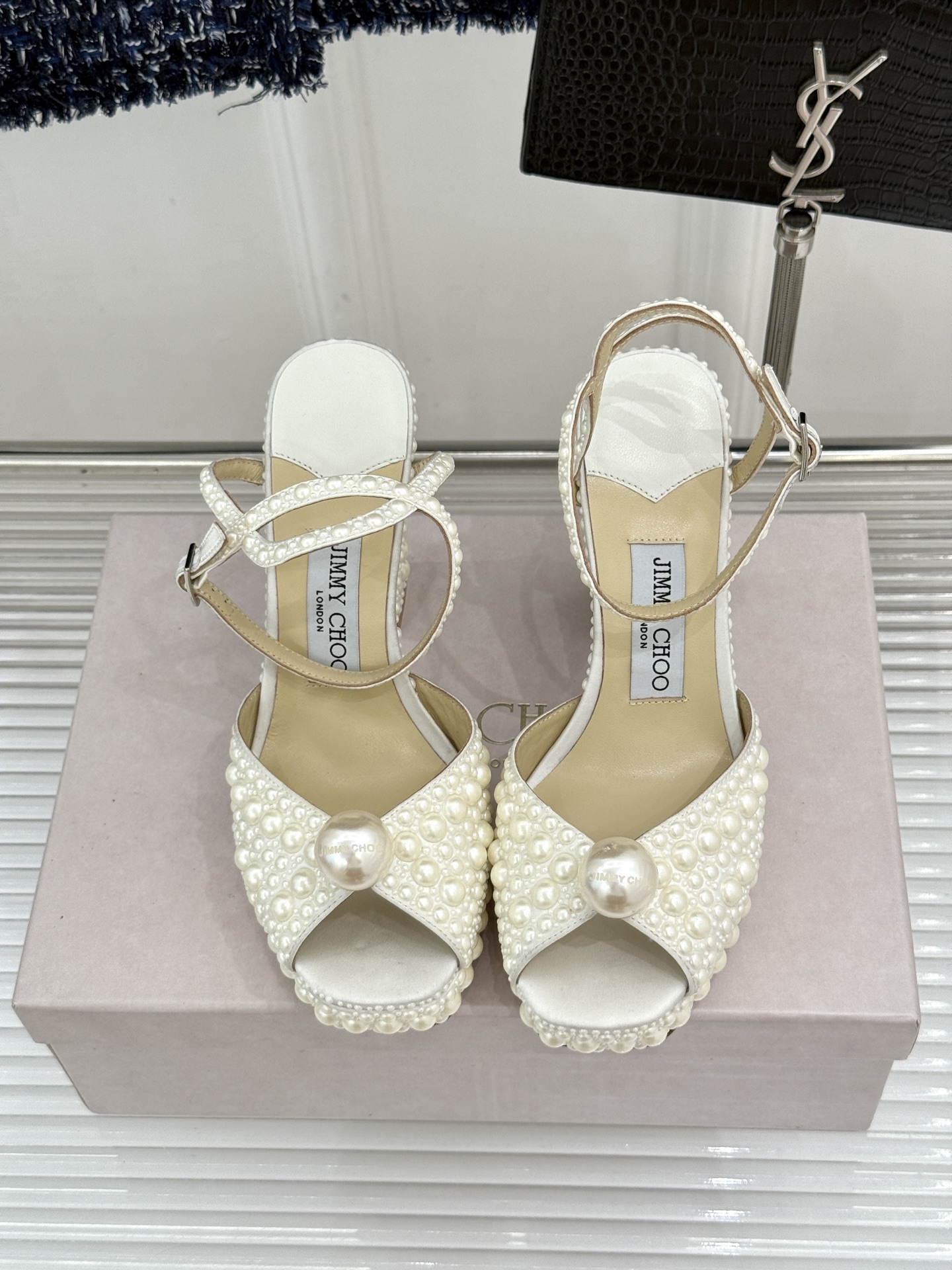 Jimmy Choo/吉米周经典珍珠鱼嘴防水台粗跟高跟凉鞋吉米周经典封神系列鱼嘴款温柔又精致珍珠泛着柔润