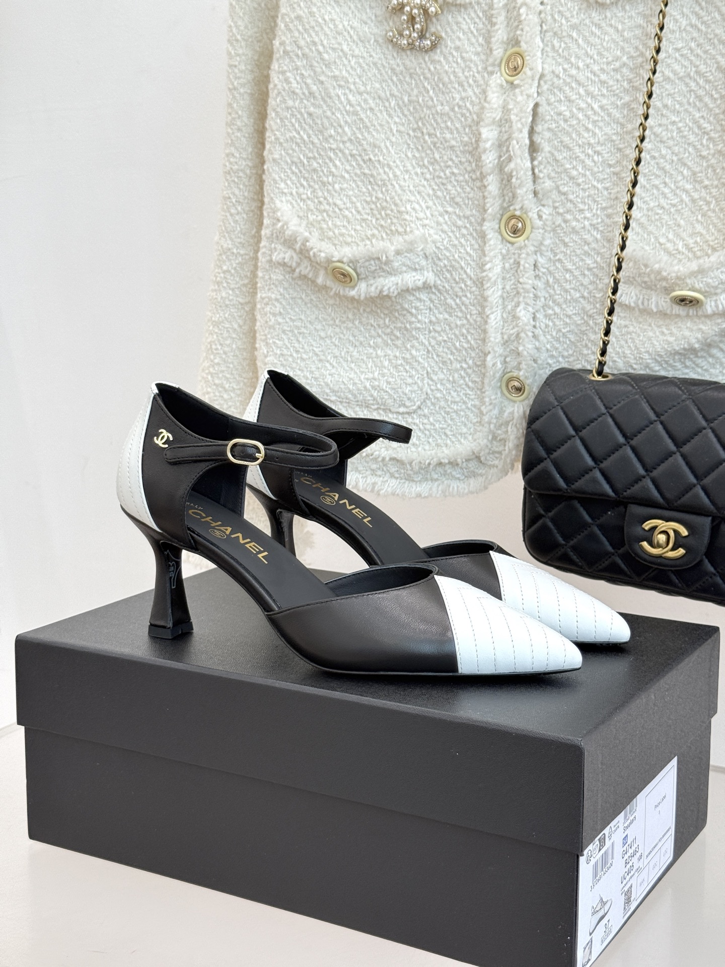 NO:884792,CHANE* | Xiaoxiang 26A color-blocked pointed-toe high-heeled sandals perfectly combine classic elegance and modern aesthetics. The minimalist and neat pointed toe modifies the foot shape and the slender high-heeled shoes elongate the leg line, showing the feminine posture in every step. The ingenious color-blocking design is layered and the contrasting colors are neat and high-end. Not exaggerated but self-recognizable, it is easy to wear a distinctive style. The iconic double C hardware embellishes the shoe body, low-key highlighting the brand heritage.  The details are full of luxurious texture. Made of soft leather, it fits the sole of the foot and is comfortable and easy to wear. It takes into account both beauty and practicality. It can be easily matched with skirts, suits or trousers. It can be used for commuting, dating and dinner. A pair of unlocking French elegance is a timeless and exquisite choice in the shoe cabinet. The fabric is made of original customized leather, and the lining of the toes is all sheepskin. Italian imported genuine leather outsole size 35-39 (customized for 40/41)  No. 88620260617, high heels sandals,chanel,sandals,high heels,skirts,business suit,sheepskin,Leather soles19860909CHANE* ｜小香26A拼色尖头高跟凉鞋 将经典优雅与现代美学完美融合. 极简利落尖头修饰脚型 纤细高跟拉长腿部线条 步履间尽显女性柔美姿态. 匠心拼色设计层次分明 撞色利落高级 不浮夸却自带辨识度 轻松穿出与众不同的格调. 标志性双C五金点缀鞋身 低调彰显品牌底蕴 细节处尽显奢雅质感. 精选柔软皮革打造 贴合足底舒适好穿 兼顾美感与实穿性 无论是搭配裙装 西装还是裤装都能轻松驾驭 通勤、约会、晚宴皆可胜任. 一双解锁法式优雅 是鞋柜里永不过时的精致之选. 面料采用原版定制皮料 内里踮脚均为羊皮 意大利进口真皮大底 size35-39（40/41定制） 编号88620260617,高跟鞋凉鞋,chanel,sandals,high heels,skirts,business suit,sheepskin,Leather soles,Women's Shoes