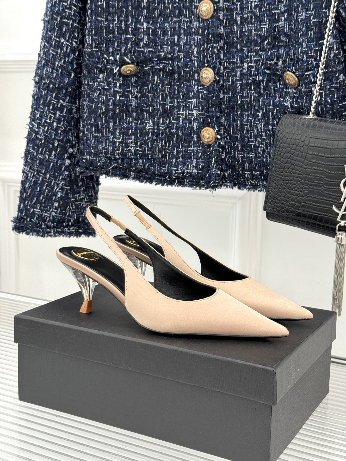 NO:887681,Saint Laurent/Saint Laurent 26WF new product Minimalist silk pointed toe cat heel sandals with empty back The new work of Saint Laurent 26WF is released. The minimalist lines are full of coolness. Select luxury silk satin. The soft light flow comes with advanced filters. The pointed toe cut neatly narrows the foot shape. The slim cat heel securely lines the long legs. The back space reveals the slender ankle line. The top of the foot instantly reveals the sense of sight of the paper feet. The French alienation temperament directly fills the air.  Wear it with a suit for commuting and look smart and stylish. Wear it with a suspender skirt for a date. It is sophisticated and aura for dinner. Wear it with jeans for daily life. It is casual and high-end. Unobtrusive but self-recognizable. Italian craftsmanship and polished details. It is skin-friendly and soft on the feet and does not wear your feet. It is stress-free when worn for a long time. It is a treasure item in the summer shoe cabinet. People who know the know-how love this texture. You will not step on the thunder when you close your eyes. It is a high-end romance for the whole summer!  The fabric is made of original customized silk, and the lining is made of sheepskin. The genuine leather outsole imported from Italy is size 35-39 (customized 40/41). No. 80120260621, sandals, saint laurent, saint laurent, sandals, skirts, business suit, sheepskin, real silk, Leather soles19860909Saint Laurent /圣罗兰26WF新品 极简真丝尖头猫跟后空凉鞋 圣罗兰26WF新作释出 极简线条冷艳感拉满 甄选奢级真丝缎面 柔光流动自带高级滤镜 尖头剪裁利落收窄脚型 细巧猫跟稳妥衬长腿 后空露出纤细脚踝线 上脚秒显纸片脚既视感 法式疏离气质直接拉满 通勤搭西装干练飒气 约会配吊带裙氛围感足 晚宴穿精致有气场 日常配牛仔随性高级 不张扬却自带辨识度 意式匠造打磨细节 上脚亲肤柔软不磨脚 久穿也无压力负担 夏日鞋柜的宝藏单品 懂行的人都爱这份质感 闭眼入完全不会踩雷 承包整夏的高级浪漫！ 面料采用原版定制真丝 内里踮脚均为羊皮 意大利进口真皮大底 size35-39（40/41定制） 编号80120260621,凉鞋,saint laurent,saint laurent,sandals,skirts,business suit,sheepskin,real silk,Leather soles,Women's Shoes