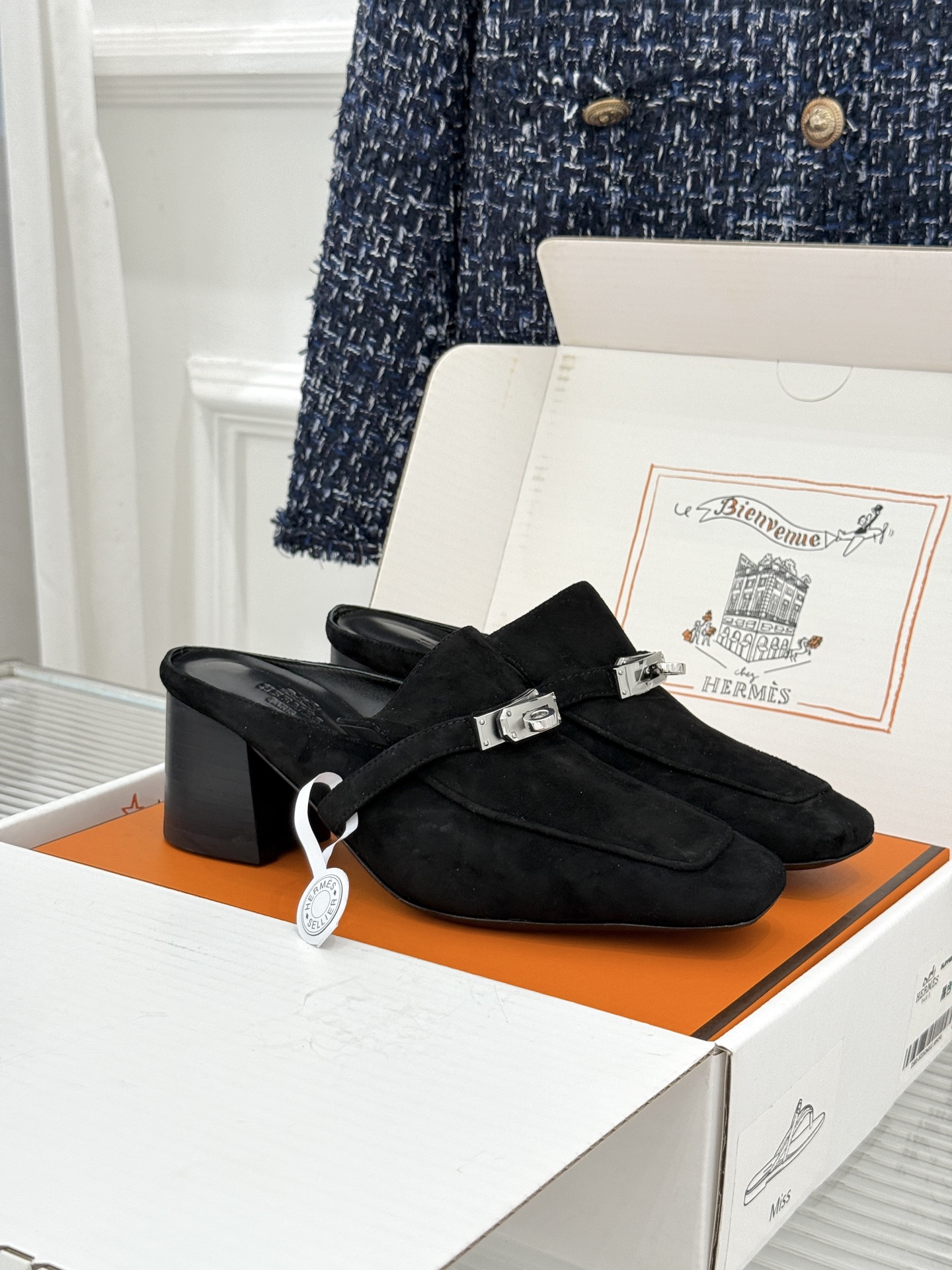 NO:887662,(With original airplane box) Hermès/Hermès 26WF new square-toe Kelly buckle thick heel toe-cap half-drag mule shoes Classic Kelly buckle square-toe mules The toe-toe half-drag has a lazy and relaxed feel The thick heel design is stable and tall Selected fine goatskin fabric Italian craftsmanship polishing details Square toe cut to modify the foot line Matte matte surface with advanced filter Palladium-plated hardware buckle full of texture  It is easy to put on and take off easily and worry-free. It is skin-friendly and soft on the feet without rubbing. It is neat and capable when worn with suits. It is casual and comfortable when worn with jeans for daily use. It is full of atmosphere when worn with long skirts on vacation. It has a low-key old-money aura that cannot be hidden. It is unobtrusive but has its own recognition. The luxurious texture is carved into every detail. The soul of the summer shoe cabinet. A classic style that will last forever. It has a warm luster as time goes by. People who know how to wear it will love this texture. You will not step on the thunder when you close your eyes.  A whole summer of luxury and comfort!  The fabric is made of original customized leather. The lining and toes are made of sheepskin. The genuine leather outsole imported from Italy size 35-39 (customized 40/41) No. 96820260621, half drag, hermes, hermes, skirts, jeans, business suit, sheepskin, Leather soles19860909（配原版飞机盒） Hermès/爱马仕26WF新品方头 Kelly扣粗跟包头半拖穆勒鞋 经典Kelly扣方头穆勒 包头半拖慵懒松弛感 粗跟设计稳妥又显高 甄选细腻山羊皮面料 意大利匠造打磨细节 方头剪裁修饰脚型线条 哑光雾面自带高级滤镜 镀钯五金扣质感拉满 一脚蹬穿脱方便省心 上脚亲肤柔软不磨脚 通勤搭西装利落干练 日常配牛仔裤随性自在 度假搭长裙氛围感拉满 低调老钱气场藏不住 不张扬却自带辨识度 顶奢质感刻进每处细节 夏日鞋柜的灵魂单品 万年耐看的经典款型 越穿越有温润的光泽 懂行的人都爱这份质感 闭眼入完全不会踩雷 承包整夏的高级与舒适！ 面料采用原版定制皮料 内里踮脚均为羊皮 意大利进口真皮大底 size35-39（40/41定制） 编号96820260621,半拖,hermes,hermes,skirts,jeans,business suit,sheepskin,Leather soles,Women's Shoes