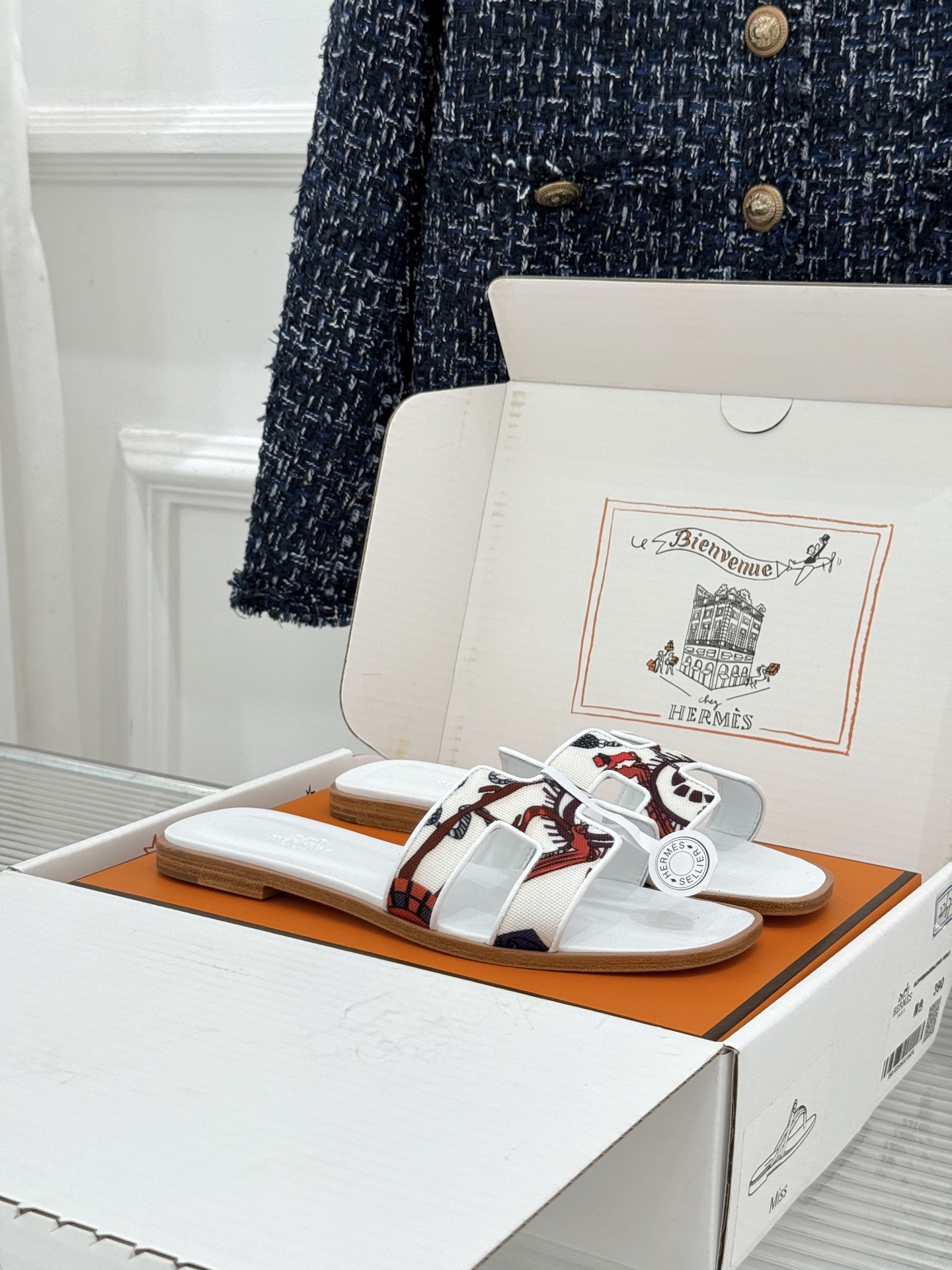 NO:887671,(With original airplane box) Hermès/Hermès classic H slippers. Summer H drags on the ceiling. The quality of the H home is enshrined. The iconic H-shaped hollow upper. The simple lines hide the brand's heritage. The flat model is casual and easy to match. The thick heel model quietly elongates the leg proportions. The golden brown color is the most classic.  Stepping out is worry-free and fashionable. It has an old-money style atmosphere. The evergreen shoe cabinet is worth investing with your eyes closed. It is the soul item for summer wear. You can only understand what the texture is when you put it on your feet. The light luxury goods can be bought with your eyes closed. It can provide delicacy and comfort for the whole summer. It is handmade in Italy. The brand's intention can be seen in the details. It has a retro charm as time goes by. It is a classic style that can be worn for several years!  The fabric is made of original customized silk, and the lining is made of sheepskin. The genuine leather outsole imported from Italy size 35-39 (customized 40/41) No. 96820260621, slippers, hermes, hermes, slippers, skirts, sheepskin, real silk, Leather soles19860909（配原版飞机盒） Hermès/爱马仕经典H拖鞋 夏日H拖天花板 H家出品质感封神 标志性H型镂空鞋面 简约线条藏着品牌的底蕴 平底款随性又好搭 粗跟款悄悄拉长腿型比例 金棕配色最经典 黑色百搭不挑人不出错 配牛仔自带松弛感 搭连衣裙秒变温柔大小姐 通勤度假都适配 一脚蹬出门省心又时髦 老钱风氛围拉满 鞋柜常青款值得闭眼投资 夏日穿搭灵魂单品 上脚才懂什么叫质感绝了 轻奢好物闭眼入 承包整夏的精致与舒适感 意大利手工匠造 细节处见品牌的用心 越穿越有复古韵味 是能穿好几年的经典款！ 面料采用原版定制真丝 内里踮脚均为羊皮 意大利进口真皮大底 size35-39（40/41定制） 编号96820260621,拖鞋,hermes,hermes,slippers,skirts,sheepskin,real silk,Leather soles,Women's Shoes