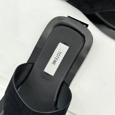 Toteme 26WF新品复古极简夹脚人字拖鞋复古方头线条干净利落夹趾设计简约不张扬低跟稳当走路毫不费力 Toteme 26WF新品复古极简夹脚人字拖鞋复古方头线条干净利落夹趾设计简约不张扬低跟稳当走路毫不费力