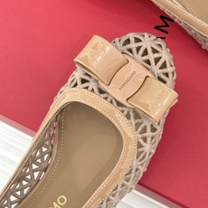Ferragamo/菲拉格慕26WF新品蝴蝶结镂空粗跟单鞋经典蝴蝶结饰鞋头双侧镂空漾开柔美感粗跟稳当显高 Ferragamo/菲拉格慕26WF新品蝴蝶结镂空粗跟单鞋经典蝴蝶结饰鞋头双侧镂空漾开柔美感粗跟稳当显高