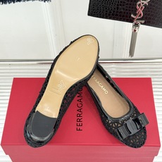 Ferragamo/菲拉格慕26WF新品蝴蝶结镂空粗跟单鞋经典蝴蝶结饰鞋头双侧镂空漾开柔美感粗跟稳当显高 Ferragamo/菲拉格慕26WF新品蝴蝶结镂空粗跟单鞋经典蝴蝶结饰鞋头双侧镂空漾开柔美感粗跟稳当显高